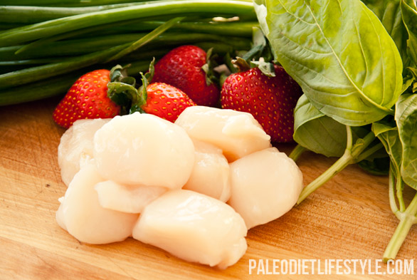 Scallop tartare with strawberries preparation