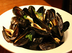 Mussels with white wine and garlic
